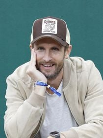 Philippe Lacheau très attaché à ce village de 1300 habitants, il aime s'y rendre avec Elodie Fontan et leur fils Raphaël