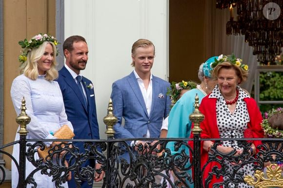La princesse Mette Marit, le prince Haakon, Marius Borg Hoiby , la princesse Astrid, la reine Sonja - La famille royale de Norvège lors de la garden party du jubilé des 25 ans de règne du roi Harald de Norvège à Trondheim le 23 juin 2016. (Royalportraits Europe/Bernard Rubsamen / Bestimage).