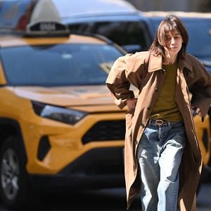 "Je vole avant que vous tous, vous n’entriez. Dans mon antre. Dans ma planque. C’est une nouvelle étape. Un nouvel adieu. Un autre angle. Toujours en vie."

Exclusif - Charlotte Gainsbourg dans la rue à New York quelques heures avant d'apparaître au Met Gala 2026 en robe Saint Laurent le 4 mai 2026.

Photo : Pierre Perusseau / Bestimage
