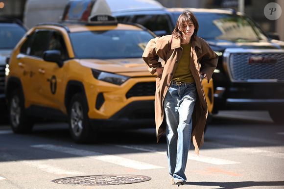"Je vole avant que vous tous, vous n’entriez. Dans mon antre. Dans ma planque. C’est une nouvelle étape. Un nouvel adieu. Un autre angle. Toujours en vie."

Exclusif - Charlotte Gainsbourg dans la rue à New York quelques heures avant d'apparaître au Met Gala 2026 en robe Saint Laurent le 4 mai 2026.

Photo : Pierre Perusseau / Bestimage