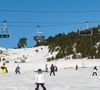 La jeune skieuse française a perdu la vie lors du Red Bull Alpine Park
Des skieurs sur une piste ensoleillée avec un grand ciel bleu à Chamrousse le 26/12/2023. © Sandrine Thesillat / Panoramic / Bestimage
