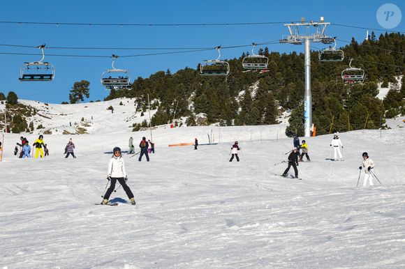 La jeune skieuse française a perdu la vie lors du Red Bull Alpine Park

Des skieurs sur une piste ensoleillée avec un grand ciel bleu à Chamrousse le 26/12/2023. © Sandrine Thesillat / Panoramic / Bestimage