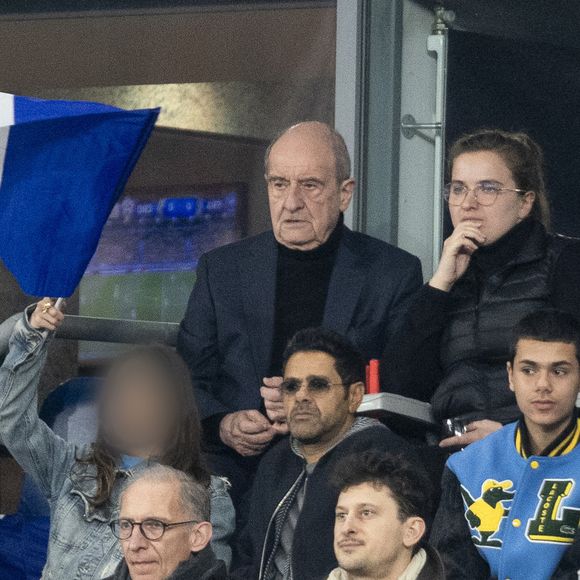 Pierre Lescure, Jamel Debbouze, Mélissa Theuriau et leurs deux enfants Leon Debbouze et Lila Debbouze - Célébrités dans les tribunes du quart de finale de la Ligue des Nations de l'UEFA 2025 "France - Croatie (2-0 / tab 5-4)" au Stade de France à Saint-Denis le 23 mars 2025. © Cyril Moreau/Bestimage