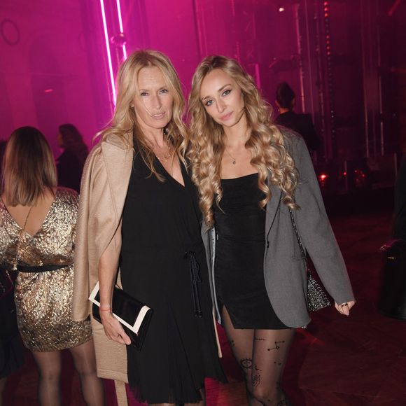 De son côté, Emma Smet est devenue maman pour la première fois fin 2025.

Estelle Lefébure et sa fille Emma Smet - People à la soirée Calzedonia "Calzedomania" au Palais Brongniart à Paris pendant la fashion week femme printemps/été 2023 le 26 septembre 2022.
© Rachid Bellak / Bestimage