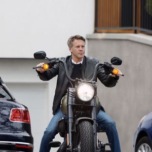 Exclusif - Le prince Emmanuel Philibert de Savoie, qui séjourne chez L.Hallyday, est parti travailler dans son restaurant en empruntant une des Harley Davidson de J.Hallyday. Westwood, le 4 juin 2022
