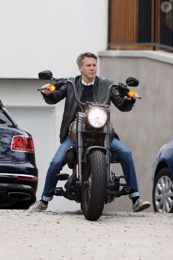 Exclusif - Le prince Emmanuel Philibert de Savoie, qui séjourne chez L.Hallyday, est parti travailler dans son restaurant en empruntant une des Harley Davidson de J.Hallyday. Westwood, le 4 juin 2022