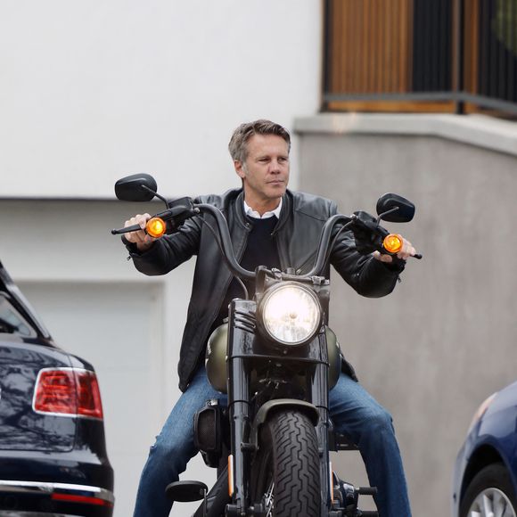 Exclusif - Le prince Emmanuel Philibert de Savoie, qui séjourne chez L.Hallyday, est parti travailler dans son restaurant en empruntant une des Harley Davidson de J.Hallyday. Westwood, le 4 juin 2022