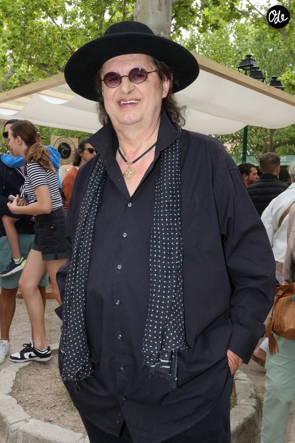 Les Chefs à Saint-Tropez fêtent les producteurs 2025 - Le chef Marc Veyrat sur la place des Lices à Saint-Tropez, le 3 mai 2025. ©Jean-Marc Lhomer / Bestimage.