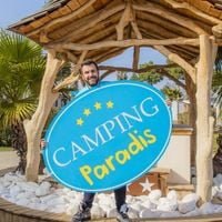 "Cet homme est entré dans ma chambre..." : Témoignage d'une comédienne vue dans Camping Paradis, une influenceuse impliquée