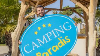 "Cet homme est entré dans ma chambre..." : Témoignage d'une comédienne vue dans Camping Paradis, une influenceuse impliquée