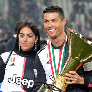 TURIN, ITALIE - 19 MAI : Cristiano Ronaldo (n° 7) de la Juventus FC et Georgina Rodriguez célèbrent leur victoire avec le trophée après avoir remporté le championnat de Serie A à l'issue du match opposant la Juventus FC à l'Atalanta BC à l'Allianz Stadium, le 19 mai 2019 à Turin, en Italie. Photo : Newphotopress/SPUS/ABACAPRESS.COM