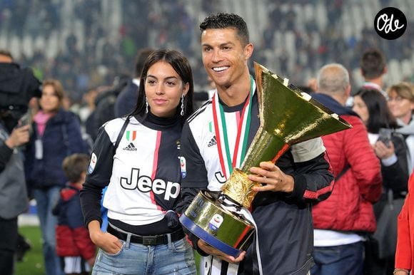 TURIN, ITALIE - 19 MAI : Cristiano Ronaldo (n° 7) de la Juventus FC et Georgina Rodriguez célèbrent leur victoire avec le trophée après avoir remporté le championnat de Serie A à l'issue du match opposant la Juventus FC à l'Atalanta BC à l'Allianz Stadium, le 19 mai 2019 à Turin, en Italie. Photo : Newphotopress/SPUS/ABACAPRESS.COM