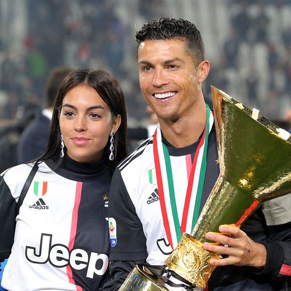 TURIN, ITALIE - 19 MAI : Cristiano Ronaldo (n° 7) de la Juventus FC et Georgina Rodriguez célèbrent leur victoire avec le trophée après avoir remporté le championnat de Serie A à l'issue du match opposant la Juventus FC à l'Atalanta BC à l'Allianz Stadium, le 19 mai 2019 à Turin, en Italie. Photo : Newphotopress/SPUS/ABACAPRESS.COM