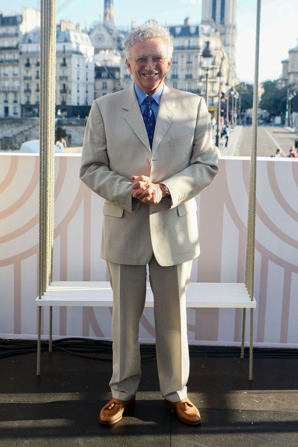 Exclusif - Nelson Monfort - Plateau de l'émission "Paris accueille la flamme Olympique" sur le parvis de l'hôtel de ville à Paris, diffusée en direct sur France 2 en marge du concert de la Place de la République à l'occasion du Relais de la Flamme olympique. © Christophe Clovis / Bestimage