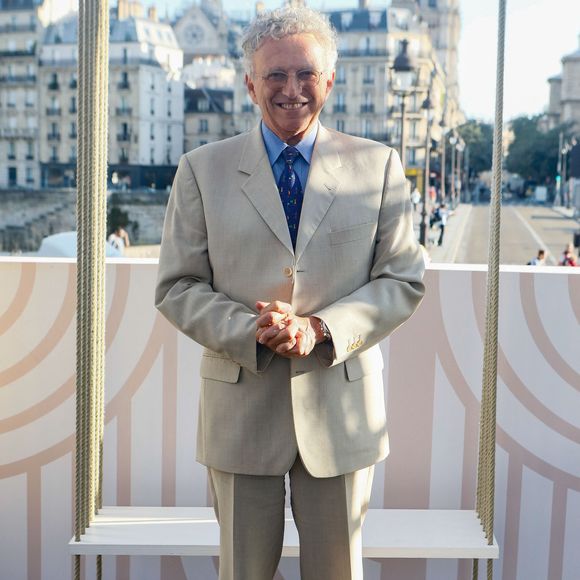Exclusif - Nelson Monfort - Plateau de l'émission "Paris accueille la flamme Olympique" sur le parvis de l'hôtel de ville à Paris, diffusée en direct sur France 2 en marge du concert de la Place de la République à l'occasion du Relais de la Flamme olympique. © Christophe Clovis / Bestimage