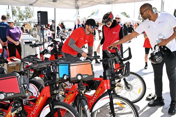 Le prince Albert II de Monaco et la princesse Charlene ont participé à la Road Safety Day, une journée de sensibilisation et de sport pour toute la famille dédié à la sécurité routière à vélo et à l'initiation des jeunes au sport, à Monaco organisée par la Fondation Princesse Charlene, le 23 mars 2025.  © Bruno Bebert/Bestimage