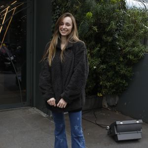Emma Smet - Arrivées des invités à l'enregistrement de l'émission "Vivement Dimanche Prochain" au Studio Gabriel à Paris le 2 mars 2022. L'émission sera diffusée le 6 mars 2022.