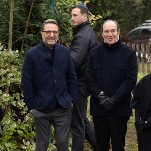 Arthur et Xavier Niel aux obsèques de Claude Berda qui ont eu lieu au cimetière de Bagneux, le 22 décembre 2025. 

© Agence / Bestimage
