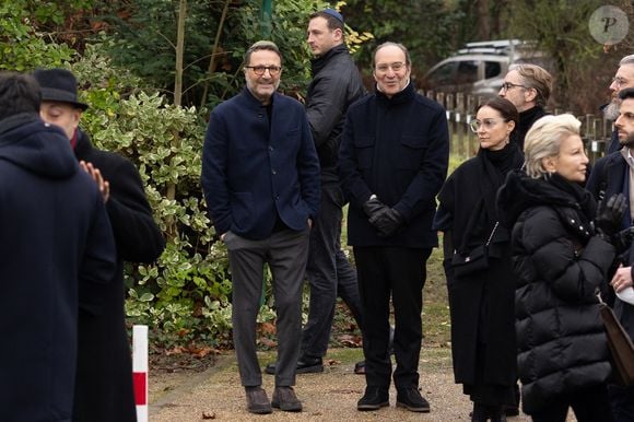 Arthur et Xavier Niel aux obsèques de Claude Berda qui ont eu lieu au cimetière de Bagneux, le 22 décembre 2025. 

© Agence / Bestimage