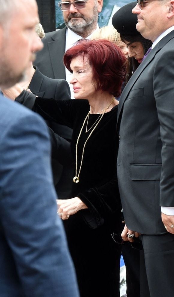 BGUK_3310373 - Birmingham, ROYAUME-UNI - Sharon Osbourne et le reste de la famille Osbourne se sont réunis à Birmingham pour rendre un dernier hommage à l'icône du rock Ozzy Osbourne. Lors de cette cérémonie émouvante, ses proches ont salué la mémoire du musicien légendaire. Backgrid UK/ Bestimage