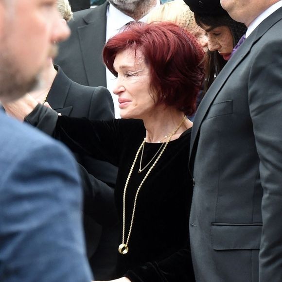 BGUK_3310373 - Birmingham, ROYAUME-UNI - Sharon Osbourne et le reste de la famille Osbourne se sont réunis à Birmingham pour rendre un dernier hommage à l'icône du rock Ozzy Osbourne. Lors de cette cérémonie émouvante, ses proches ont salué la mémoire du musicien légendaire. Backgrid UK/ Bestimage