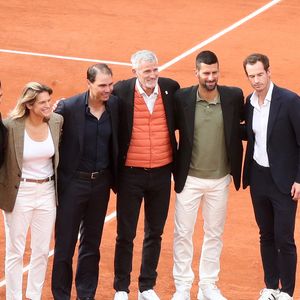 Rafael Nadal entre Amélie Mauresmo (Directrice du Tournoi), Gilles Moretton (Président de la Fédération Française de Tennis), Roger Federer, Novak Djokovic et Andy Murray devant la Plaque en hommage à Rafael Nadal, encastrée sur le court Philippe-Chatrier - Hommage à Rafael Nadal et à ses 14 victoires sur la terre battue de Roland Garros lors des Internationaux de France de Tennis de Roland Garros 2025 - Jour 01 à Paris le 25 Mai 2025.
© Bertrand Rindoff / Bestimage
