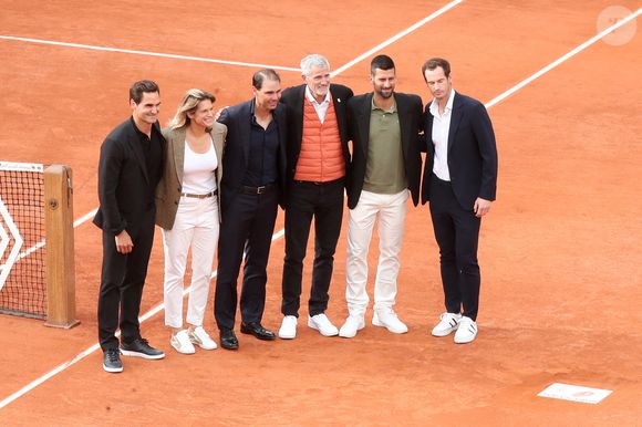 Rafael Nadal entre Amélie Mauresmo (Directrice du Tournoi), Gilles Moretton (Président de la Fédération Française de Tennis), Roger Federer, Novak Djokovic et Andy Murray devant la Plaque en hommage à Rafael Nadal, encastrée sur le court Philippe-Chatrier - Hommage à Rafael Nadal et à ses 14 victoires sur la terre battue de Roland Garros lors des Internationaux de France de Tennis de Roland Garros 2025 - Jour 01 à Paris le 25 Mai 2025. 

© Bertrand Rindoff / Bestimage