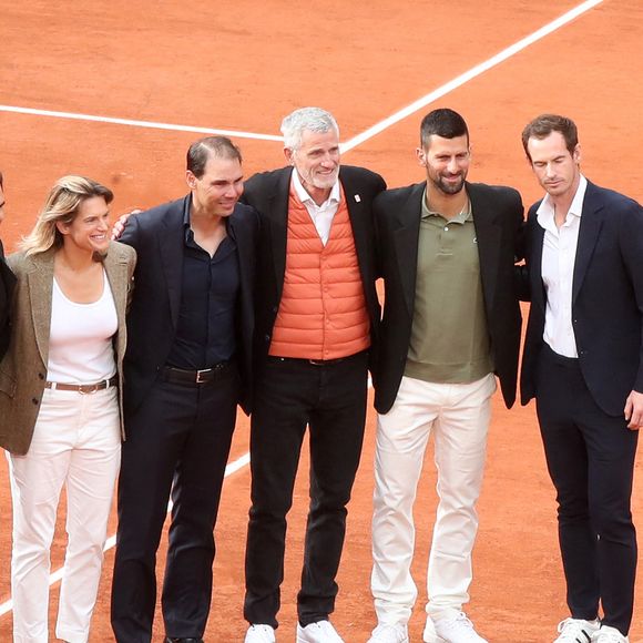 Rafael Nadal entre Amélie Mauresmo (Directrice du Tournoi), Gilles Moretton (Président de la Fédération Française de Tennis), Roger Federer, Novak Djokovic et Andy Murray devant la Plaque en hommage à Rafael Nadal, encastrée sur le court Philippe-Chatrier - Hommage à Rafael Nadal et à ses 14 victoires sur la terre battue de Roland Garros lors des Internationaux de France de Tennis de Roland Garros 2025 - Jour 01 à Paris le 25 Mai 2025. 

© Bertrand Rindoff / Bestimage