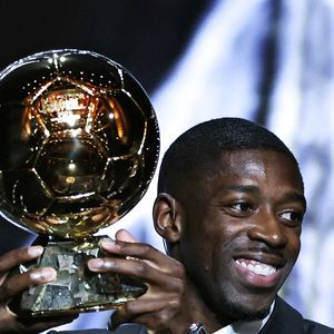 Le joueur français du Paris Saint-Germain, Ousmane Dembele, pose avec son trophée après avoir remporté le Ballon d'Or masculin lors de la cérémonie de remise du Ballon d'Or France Football 2025 au Théâtre du Chatelet à Paris, France, le 22 septembre 2025. Photo de Gao Jing/Xinhua/ABACAPRESS.COM