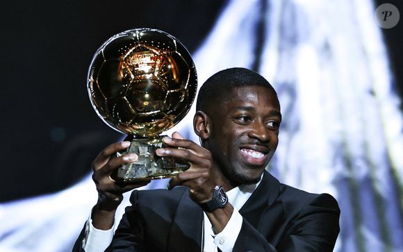 Le joueur français du Paris Saint-Germain, Ousmane Dembele, pose avec son trophée après avoir remporté le Ballon d'Or masculin lors de la cérémonie de remise du Ballon d'Or France Football 2025 au Théâtre du Chatelet à Paris, France, le 22 septembre 2025. Photo de Gao Jing/Xinhua/ABACAPRESS.COM