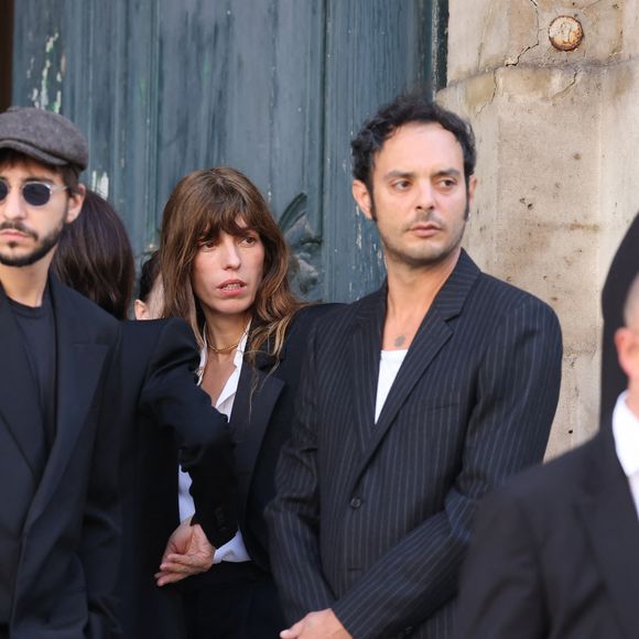 Marlowe (fils de Lou Doillon), Ben Attal, Lou Doillon, Roman de Kermadec (fils de Kate Barry) - Arrivées des célébrités aux obsèques de Jane Birkin en l'église Saint-Roch à Paris. Le 24 juillet 2023 © Jacovides-KD Niko / Bestimage