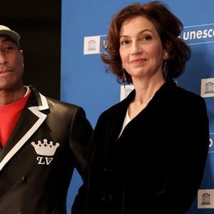 Pharrell Williams et Audrey Azoulay - Le rappeur, producteur et créateur de mode américain Pharrell Williams reçoit un diplôme de la directrice générale de l'UNESCO A.Azoulay en tant qu'Ambassadeur de bonne volonté de l'UNESCO pour les arts, l'éducation et l'entreprenariat, au siège de l'UNESCO, à Paris, le 17 décembre 2024. 
© Stéphane Lemouton / Bestimage