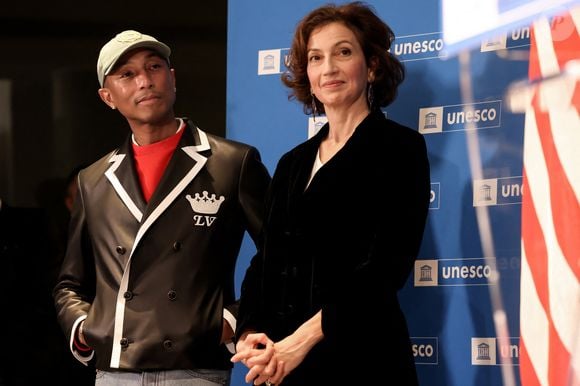 Pharrell Williams et Audrey Azoulay - Le rappeur, producteur et créateur de mode américain Pharrell Williams reçoit un diplôme de la directrice générale de l'UNESCO A.Azoulay en tant qu'Ambassadeur de bonne volonté de l'UNESCO pour les arts, l'éducation et l'entreprenariat, au siège de l'UNESCO, à Paris, le 17 décembre 2024. 
© Stéphane Lemouton / Bestimage