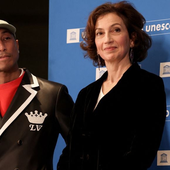 Pharrell Williams et Audrey Azoulay - Le rappeur, producteur et créateur de mode américain Pharrell Williams reçoit un diplôme de la directrice générale de l'UNESCO A.Azoulay en tant qu'Ambassadeur de bonne volonté de l'UNESCO pour les arts, l'éducation et l'entreprenariat, au siège de l'UNESCO, à Paris, le 17 décembre 2024. 
© Stéphane Lemouton / Bestimage