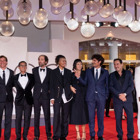 Olivier Demangel, Cedric Jimenez, Thomas Bangalter, Lala &ce, Adele Exarchopoulos, Louis Garrel, Gilles Lellouche, Stephane Bak, Hugo Selignac lors de la cérémonie de clôture du 82ème Festival International du Film de Venise (La Mostra), Italie, le 6 septembre 2025. © SGP/Bestimage