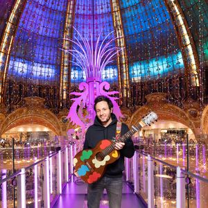 Vianney lors de l'inauguration du 130ème Noël aux Galeries Lafayette et des illuminations des vitrines, à Paris, France, le 14 novembre 2024. © Paul Blind/Galeries Lafayette via Bestimage