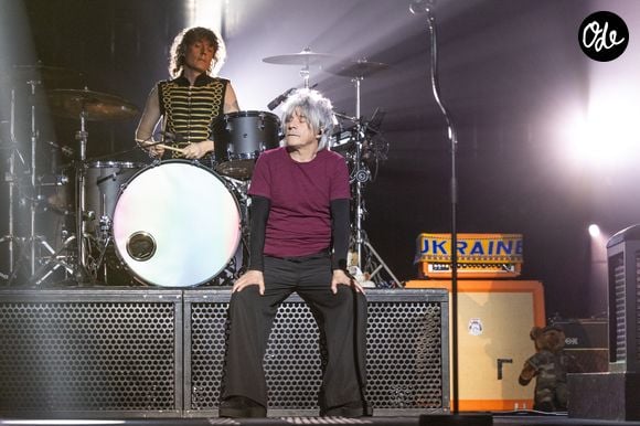 Le bassiste était membre du groupe depuis 1992, soit depuis 34 ans.

Le groupe Indochine reçoit un prix spécial aux Victoires de la Musique 2026 (41ème édition) pour sa tournée record de plus d'un million de spectateurs le 13 février 2026. © Guirec Coadic / Moreau / Jacovides / Bestimage