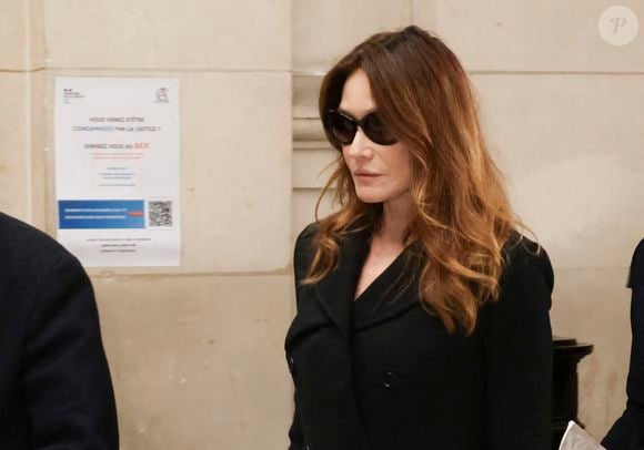 Carla Bruni-Sarkozy, Jean et Pierre Sarkozy et François Sarkozy quittent la Cour d'appel de Paris après que le parquet a demandé la libération sous contrôle judiciaire de Nicolas Sarkozy, qui est en prison depuis 20 jours suite à sa condamnation dans l'affaire du financement libyen de sa campagne présidentielle de 2007, Paris le 10 novembre 2025. © Jack Tribeca/Bestimage