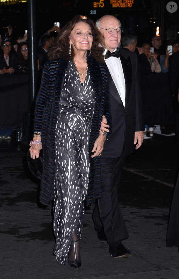 Diane Von Furstenberg et Barry Diller arrivant à la 2023 Clooney Foundation for Justice's The Albies at The Public Library à New York City, NY, USA le 28 septembre 2023. Photo par MM/ABACAPRESS.COM