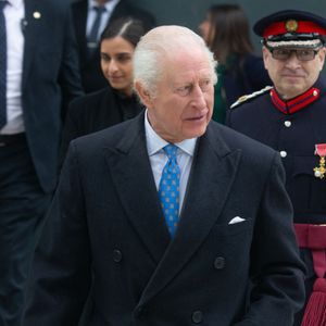 Mais le 27 mars dernier, l'époux de la reine Camilla a été admis - pour observation - à la London Clinic de Marylebone à Londres. Comme l'a rapporté Clarence House dans un communiqué, il malheureusement souffert "d'effets secondaires temporaires" de son traitement contre son cancer.

Le roi Charles III d'Angleterre, quitte le Centre d'études sur les blessures de l'Imperial College de Londres, Royaume Uni, le 19 février 2025.  © Tayfun Salci/ZUMA Press Wire/Bestimage