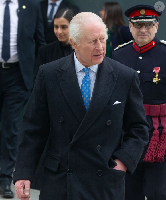 Mais le 27 mars dernier, l'époux de la reine Camilla a été admis - pour observation - à la London Clinic de Marylebone à Londres. Comme l'a rapporté Clarence House dans un communiqué, il malheureusement souffert "d'effets secondaires temporaires" de son traitement contre son cancer.

Le roi Charles III d'Angleterre, quitte le Centre d'études sur les blessures de l'Imperial College de Londres, Royaume Uni, le 19 février 2025.  © Tayfun Salci/ZUMA Press Wire/Bestimage