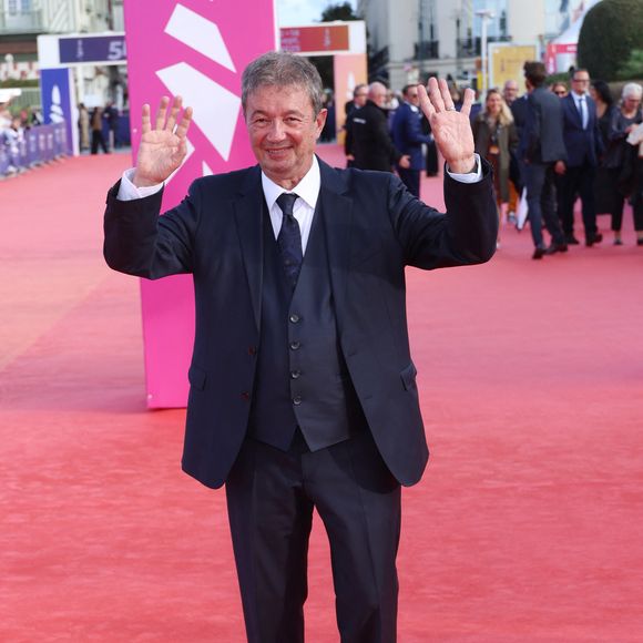 En raison de ce choix très personnel, l'acteur subit régulièrement des insultes et des incivilités de la part de personnes qui ne le savent pas Parisien.

Frederic Bouraly - Arrivées à la cérémonie de clôture lors du 51éme Festival du Cinéma Américain de Deauville le 13 septembre 2025.

© Denis Guignebourg / Bestimage