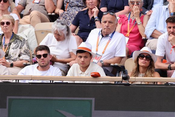 Matthieu Jalibert, Louis Bielle-Biarrey et sa compagne Chiara dans les tribunes lors des Internationaux de France de Tennis de Roland Garros, le 1er juin 2025.

Photo : Dominique Jacovides / Bestimage