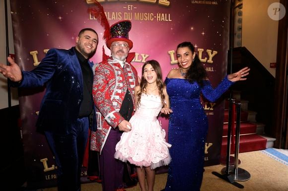 Exclusif - Ahcène Menacer (Star Academy 2022), Oscar Sisto et Jenna Otmani (Lilly) à la première du spectacle "Lilly et le Palais du Music-Hall" au théâtre de la Tour Eiffel à Paris, France, le 29 novembre 2025. © Cédric Perrin/Bestimage