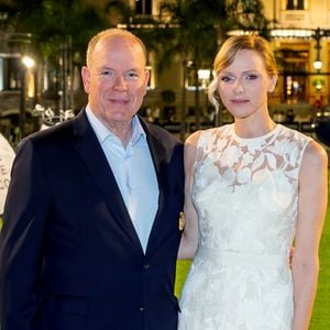 Le prince Albert II de Monaco et la princesse Charlene lors du 19ème trou de golf de la Princess of Monaco Cup dans les Jardins des Boulingrins, Place du Casino à Monaco. 

Photo : Bruno Bebert / Bestimage