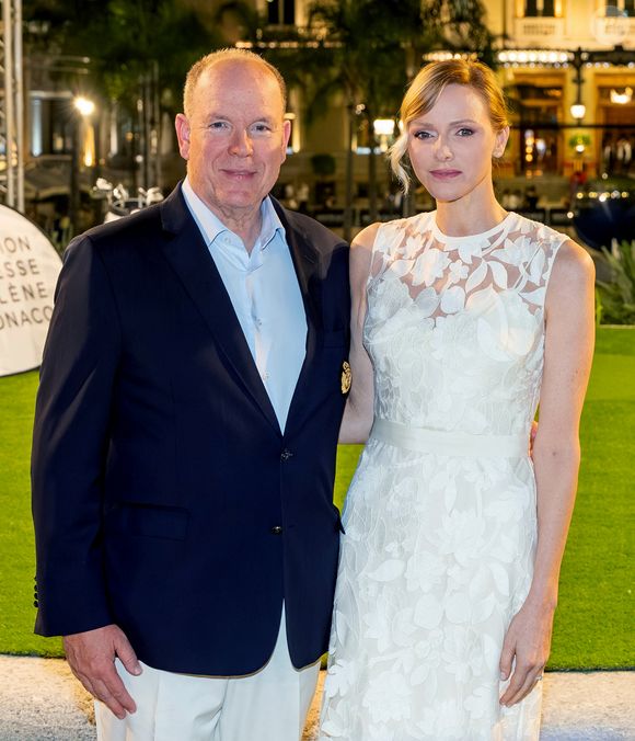 Le prince Albert II de Monaco et la princesse Charlene lors du 19ème trou de golf de la Princess of Monaco Cup dans les Jardins des Boulingrins, Place du Casino à Monaco. 

Photo : Bruno Bebert / Bestimage