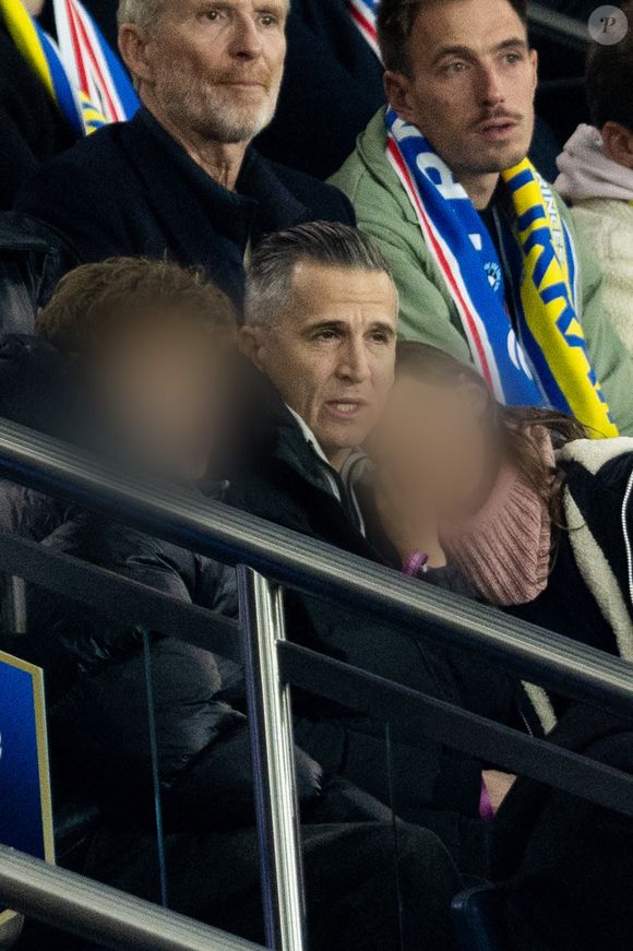 Guillaume Canet et ses enfants Marcel et Louise dans les tribunes du match de qualification de la Coupe du monde 2026 entre la France contre l'Ukraine (4-0) au Parc des Princes à Paris le 13 novembre 2025. © Cyril moreau/Bestimage