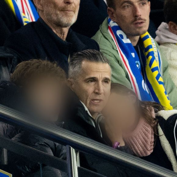 Guillaume Canet et ses enfants Marcel et Louise dans les tribunes du match de qualification de la Coupe du monde 2026 entre la France contre l'Ukraine (4-0) au Parc des Princes à Paris le 13 novembre 2025. © Cyril moreau/Bestimage