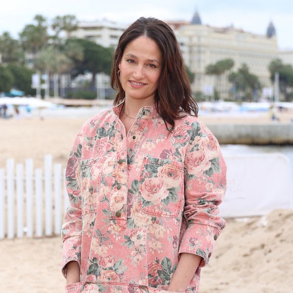 Révélée dans "Mon père, ce héros", Marie Gillain a construit une carrière riche, alternant comédies, drames et pièces de théâtre...

Marie Gillain - Photocall de la série "Ma femme est une espionne" lors du festival Canneseries.

© Denis Guignebourg / Bestimage