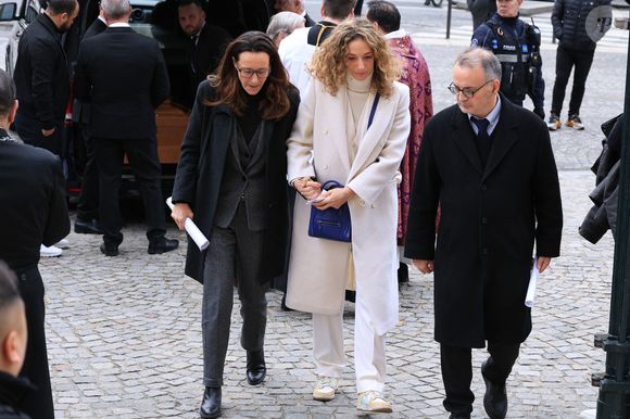 En effet, c'est tout en blanc qu'elle est apparue, dénotant alors avec le reste des invités qui ont préféré le noir.

Clara Paban, Olivia Courbis arrivant à la cérémonie funéraire de Rolland Courbis à l'église de la Madeleine à Paris, France, le 14 janvier 2026. Photo par Jerome Domine/ABACAPRESS.COM